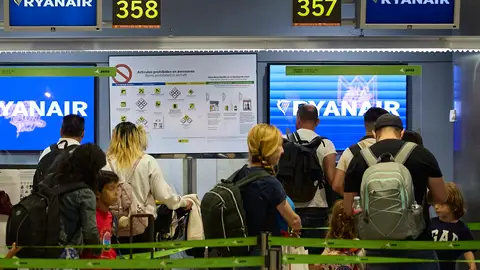 UGT continúa con la huelga para el handling de Ryanair Un grupo de personas en un puesto de facturación de Ryanair en el Aeropuerto Adolfo Suárez Madrid-Barajas, a 23 de agosto de 2025, Madrid (España). UGT convocó una huelga en Azul Handling, la compañía de operaciones en tierra de Ryanair, desde el pasado 15 de agosto hasta final de año como consecuencia de los “constantes incumplimientos en materia de derechos laborales” con los que el grupo Ryanair “castiga a su plantilla”. La huelga se pone en marcha en todas las bases y centros de trabajo e...