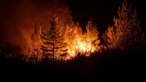Sánchez activa las primeras ayudas tras los incendios mientras crece el choque con el PP Sánchez activa las primeras ayudas tras los incendios mientras crece el choque con el PP