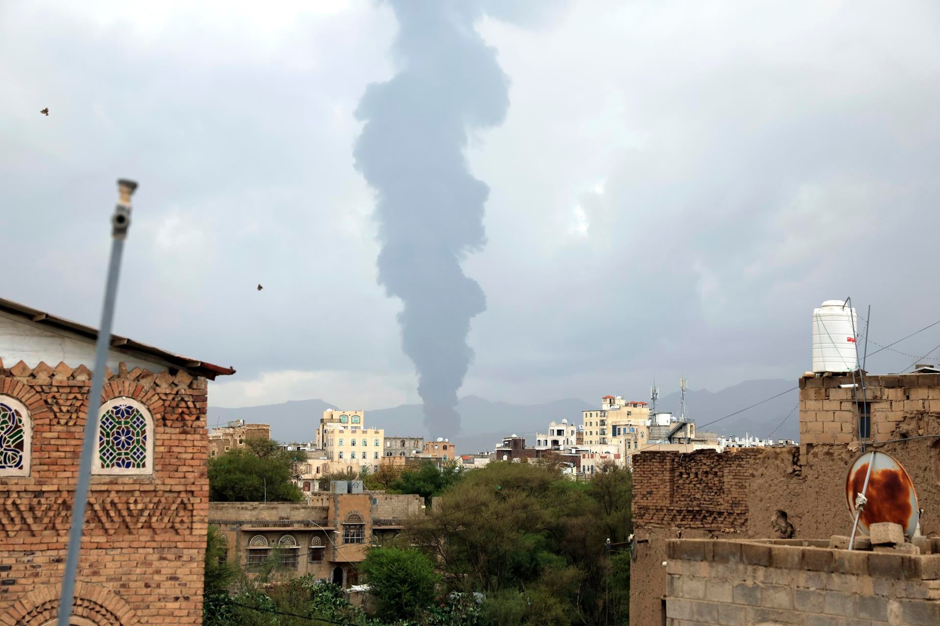 Qué está pasando en Yemen: al menos dos muertos y 35 heridos tras ataques israelíes Qué está pasando en Yemen: al menos dos muertos y 35 heridos tras ataques israelíes