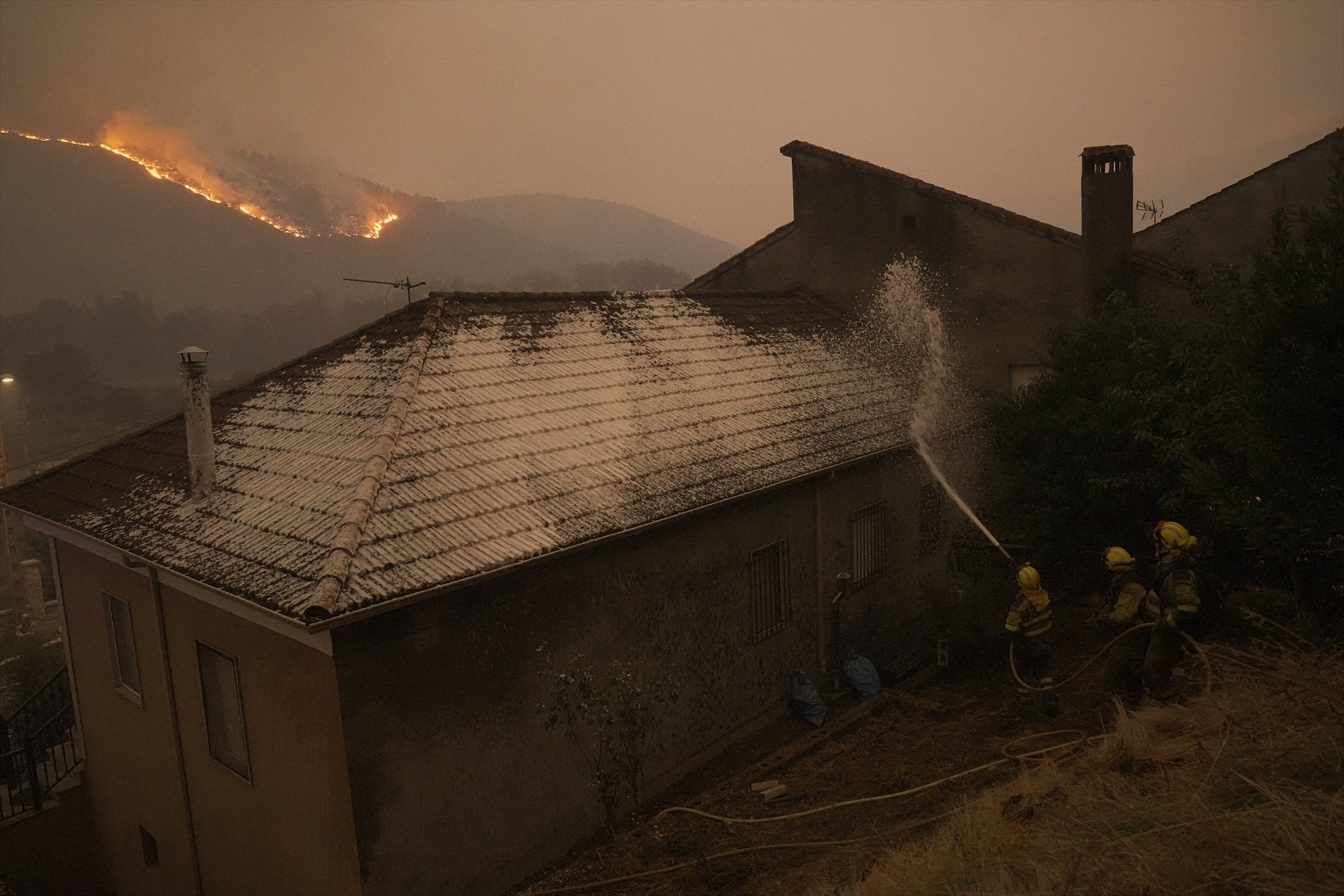 Hipólito Álvarez, economista: "Gastamos más en apagar que en evitar los incendios" Hipólito Álvarez, economista: "Gastamos más en apagar que en evitar los incendios"