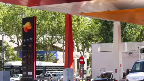 El truco para saber si una gasolinera está cerca o lejos de la salida de la autopista: la clave es el cartel El truco para saber si una gasolinera está cerca o lejos de la salida de la autopista: la clave es el cartel