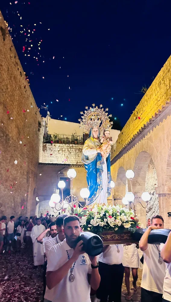 Un momento de la procesión de la recién creada cofradía Un momento de la procesión de la recién creada cofradía