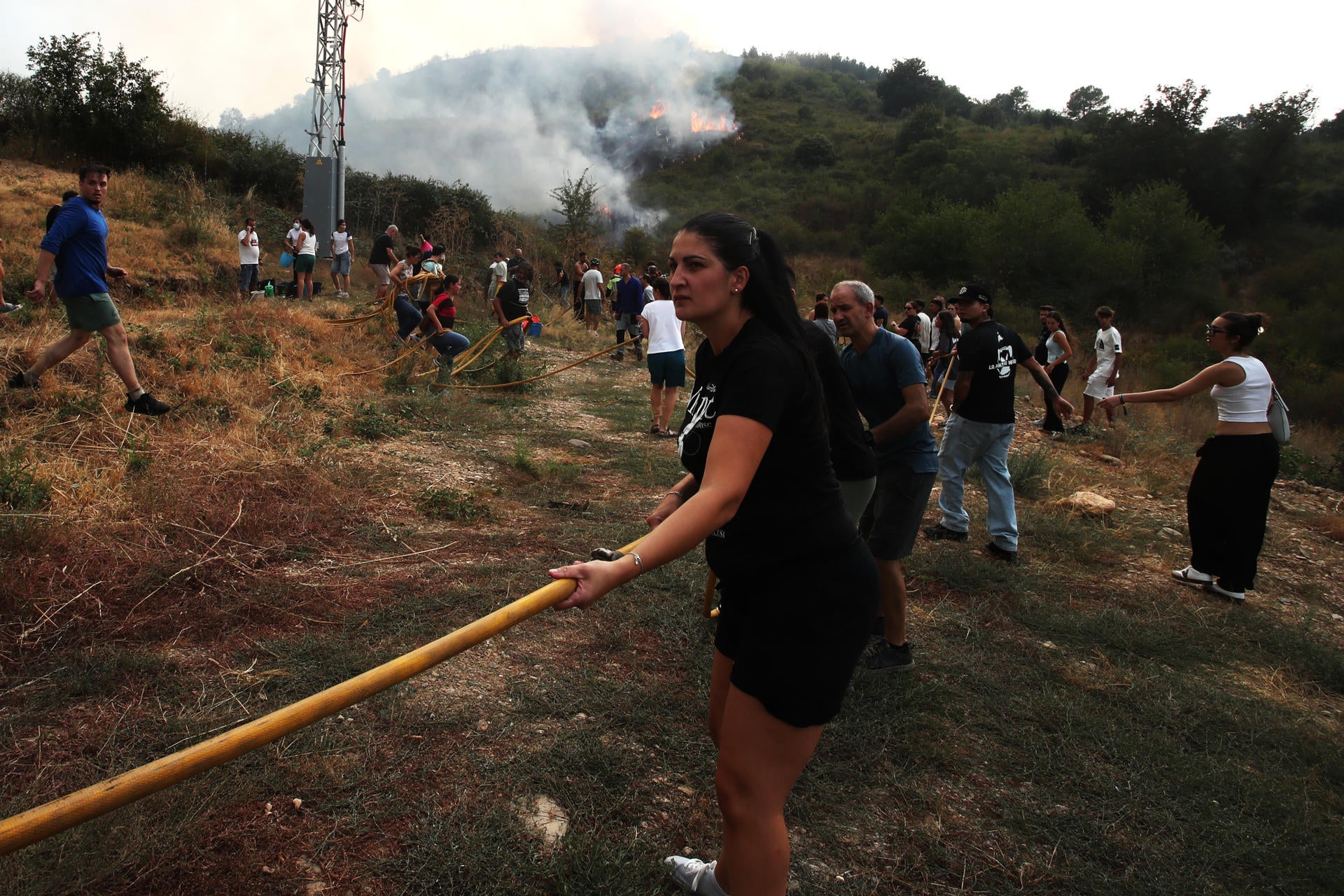 El alcalde de Molinaseca (León) donde el incendio desatado este domingo ya está controlado: "Ha quedado todo en un susto" El alcalde de Molinaseca (León) donde el incendio desatado este domingo ya está controlado: "Ha quedado todo en un susto"