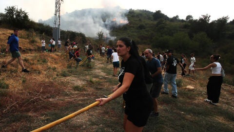 Vecinos de Molinaseca combatiendo el fuego. 
