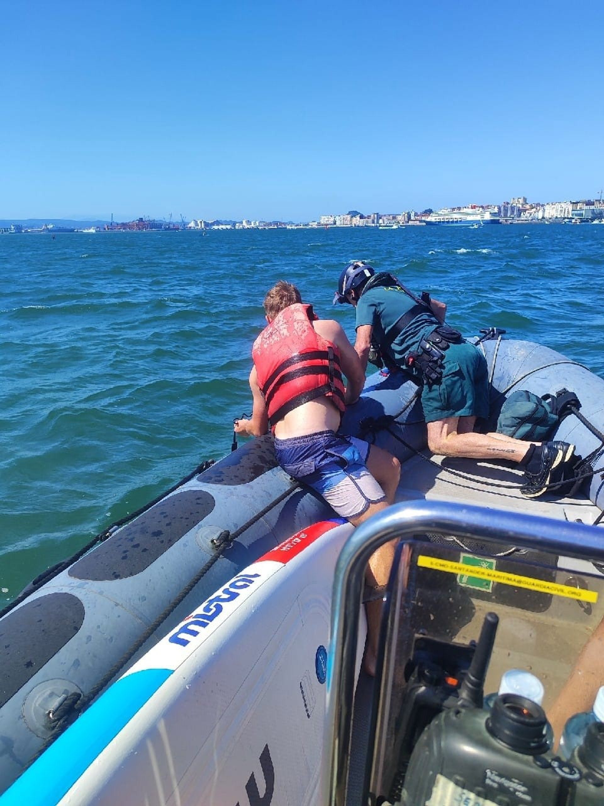 Rescatados por el viento 7 jóvenes que hacían paddle surf en Santander Rescatados por el viento 7 jóvenes que hacían paddle surf en Santander