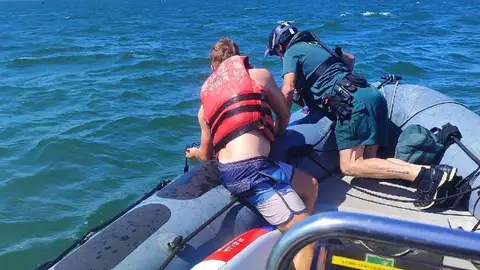 Rescatados por el viento 7 jóvenes que hacían paddle surf en Santander Rescatados por el viento 7 jóvenes que hacían paddle surf en Santander