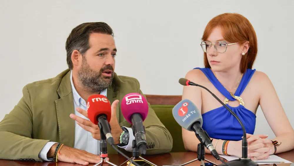 Paco Núñez y Beatriz Dorado durante la rueda de prensa Paco Núñez y Beatriz Dorado durante la rueda de prensa