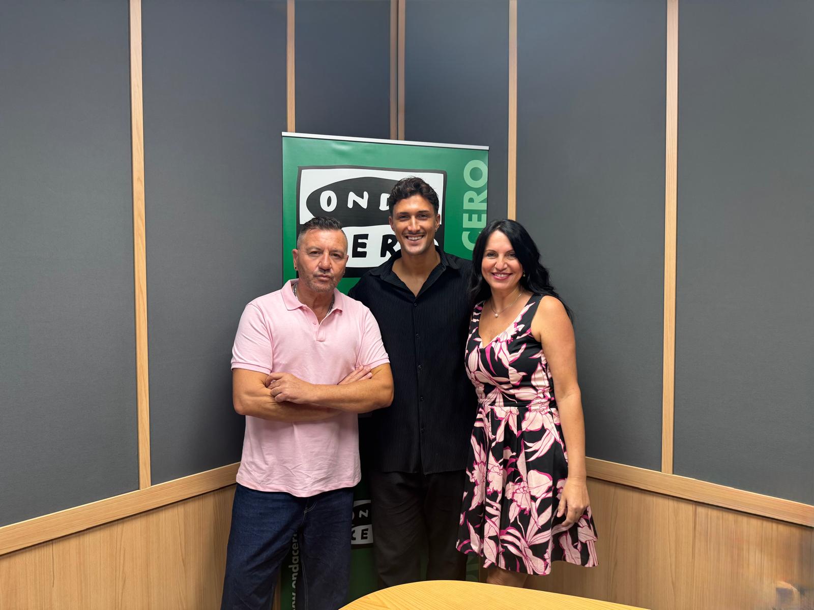 El artista alicantino Juanlu de la Rosa se divierte con Luz Sigüenza y Miguel Noguera en Más de uno Alicante El artista alicantino Juanlu de la Rosa se divierte con Luz Sigüenza y Miguel Noguera en Más de uno Alicante