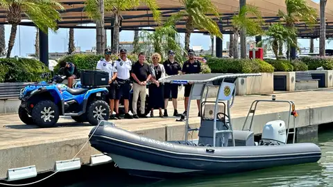 Santa Pola refuerza la vigilancia de su costa con una potente lancha semirrígida. Santa Pola refuerza la vigilancia de su costa con una potente lancha semirrígida.
