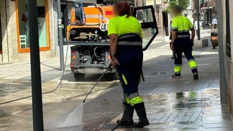 Operarios del servicio de limpiezas intensivas en Alcal&aacute; de Henares