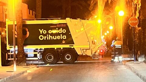 La reapertura del paseo mar&iacute;timo de Aguamarina y la mejora del servicio de recogida de residuos avivan la esperanza de mejora en los vecinos del litoral
