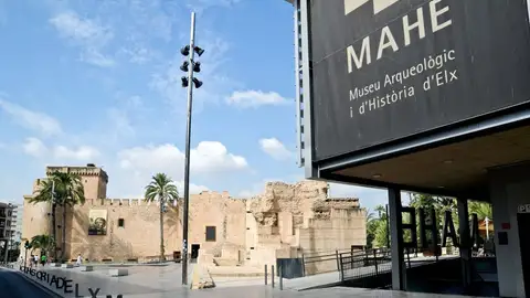 Acceso al Museo Arqueológico y de Historia de Elche. Acceso al Museo Arqueológico y de Historia de Elche.