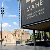 Acceso al Museo Arqueológico y de Historia de Elche. 