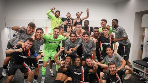 Los futbolistas celebran la victoria en Ceuta