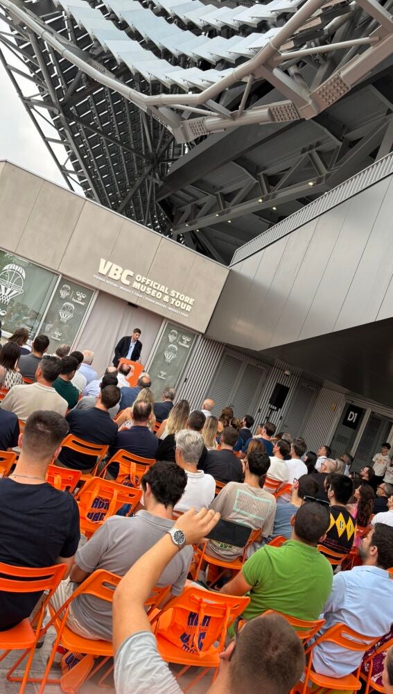 Inauguración de la nueva tienda de Valencia Basket en el Roig Arena