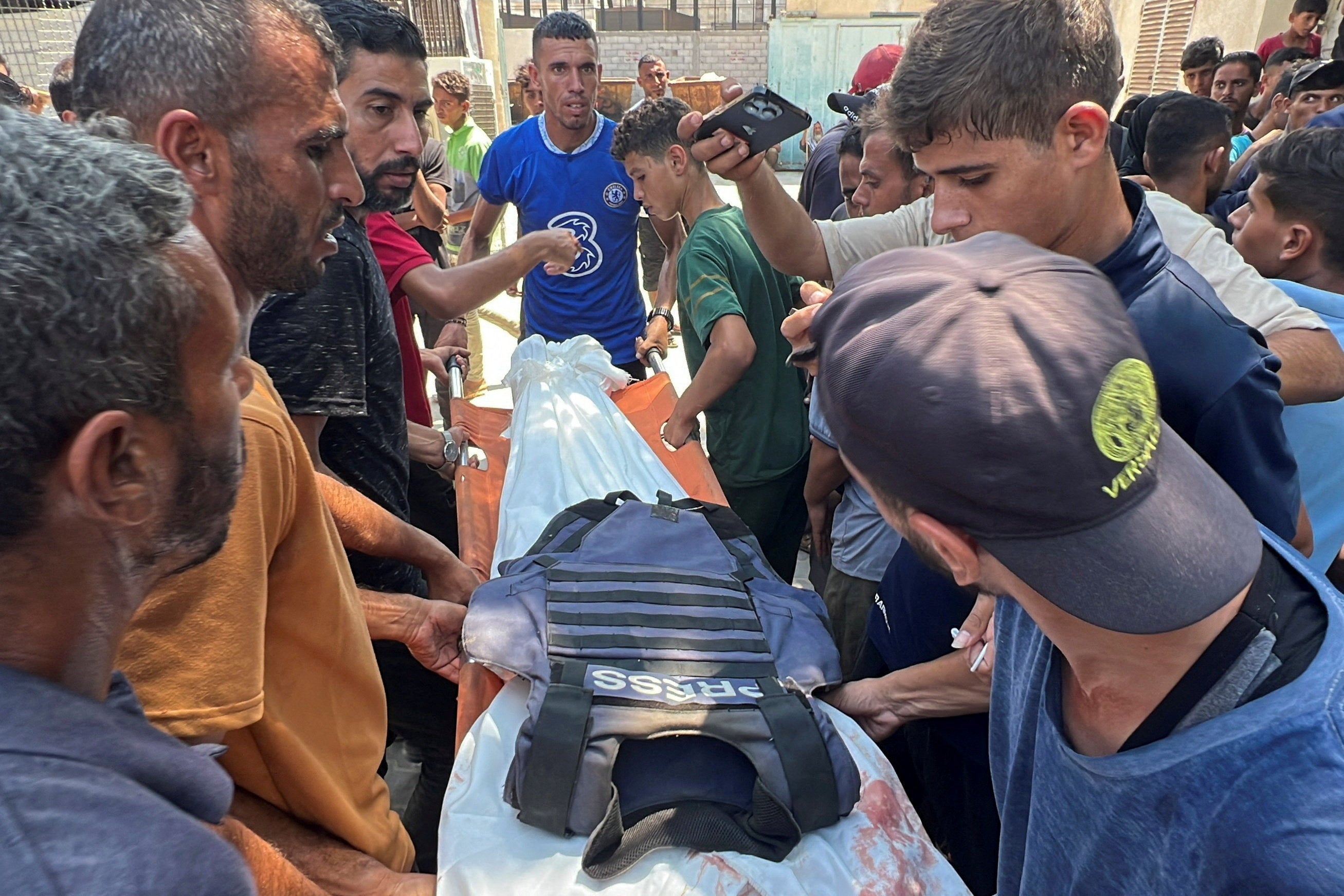 Israel mata a cuatro periodistas en un ataque al hospital Nasser de Gaza Israel mata a cuatro periodistas en un ataque al hospital Nasser de Gaza