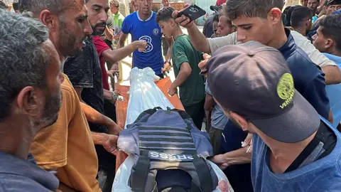 Palestinos lloran a periodistas asesinados en ataques israelíes Israel mata a 4 periodistas en un ataque al hospital Nasser de Gaza
