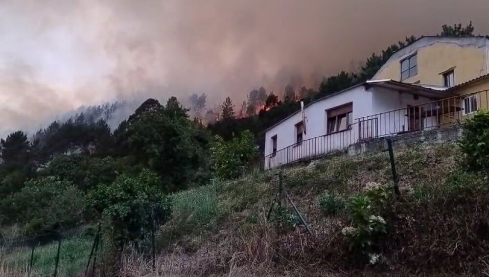El fuego acechando una vivienda en Villartorey en Villayón.