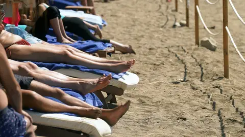 Una pareja reserva un hotel a 100 metros de la playa pero tiene que andar media hora para llegar a ella Una pareja reserva un hotel a 100 metros de la playa pero tiene que andar media hora para llegar a ella