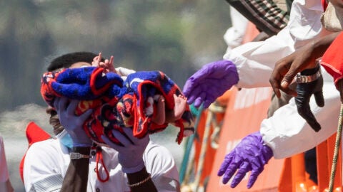 Al menos 2 beb&eacute;s entre los 230 migrantes rescatatos este domingo a m&aacute;s de 430 kil&oacute;metros al sur de Gran Canaria 