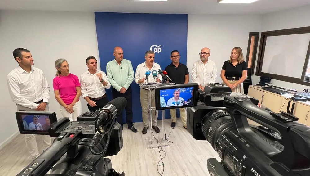 El PP ha dado una rueda de prensa con Marí Bosó, Miquel Jerez, el presidente del Consell d'Eivissa, Vicent Marí y los cinco alcaldes de la isla El PP ha dado una rueda de prensa con Marí Bosó, Miquel Jerez, el presidente del Consell d'Eivissa, Vicent Marí y los cinco alcaldes de la isla