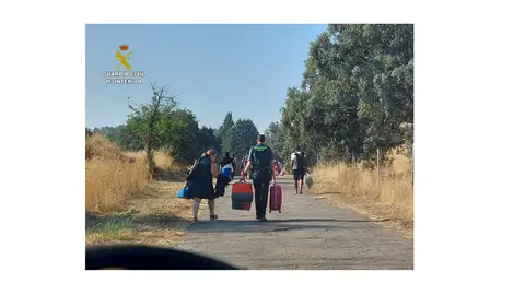 Guardia Civil auxiliando a los pasajeros Guardia Civil auxiliando a los pasajeros