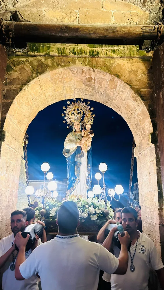 Un momento de la procesión de la recién creada cofradía Un momento de la procesión de la recién creada cofradía