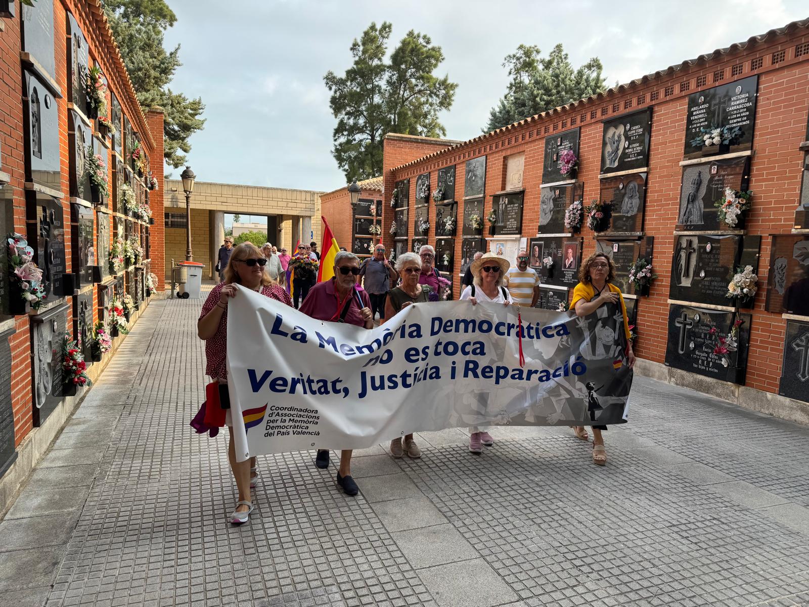 El Cementerio Municipal de Sueca acoge un acto para conmemorar el 81 aniversario de la liberación de París El Cementerio Municipal de Sueca acoge un acto para conmemorar el 81 aniversario de la liberación de París