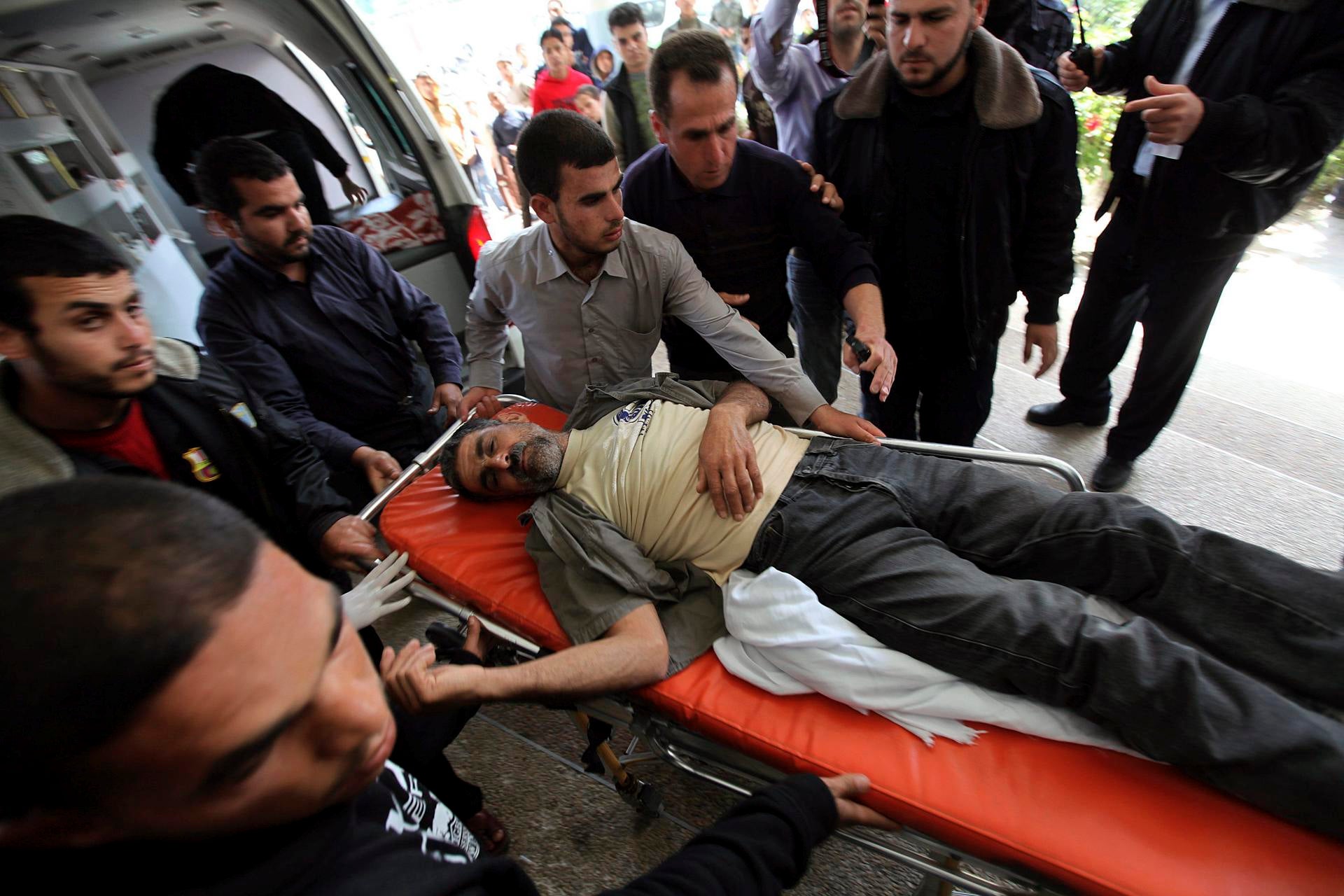 Al menos 19 muertos por un bombardeo sobre el principal hospital del sur de Gaza Al menos 19 muertos por un bombardeo sobre el principal hospital del sur de Gaza