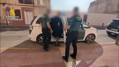 La guardia civil junto al detenido La guardia civil junto al detenido