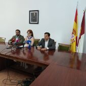 Beatriz Dorado junto a Paco Núñez y Miguel Ángel Valverde