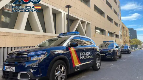Coches aparcados en la Comisaría Provincial de Alicante Coches aparcados en la Comisaría Provincial de Alicante