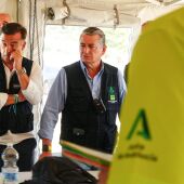 El consejero de la Presidencia, Interior, Diálogo Social y Simplificación Administrativa de la Junta de Andalucía, Antonio Sanz (d) asiste a la reunión del Puesto de Mando Avanzado del incendio de Tarifa . A12 de agosto de 2025. (Foto de archivo). - Francisco J. Olmo - Europa Press