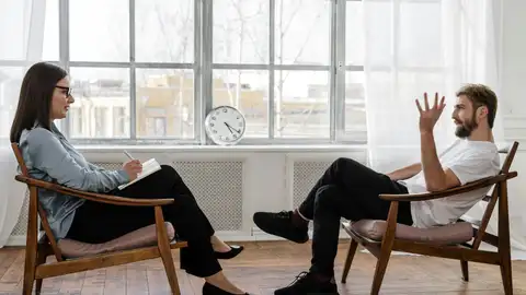 Las 10 señales de que alguien es realmente inteligente (aunque no se dé cuenta), según la psicología