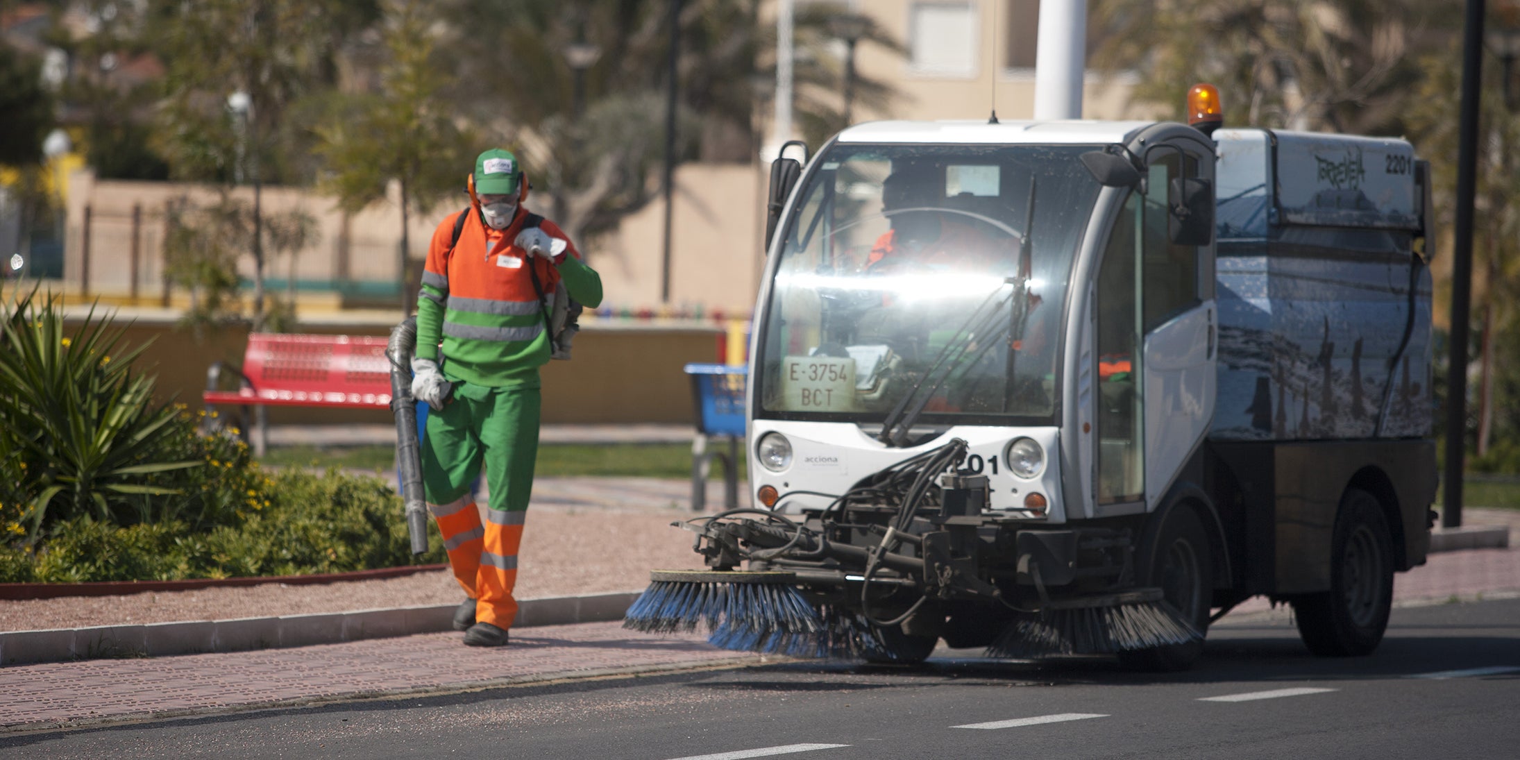Torrevieja mantiene en septiembre el refuerzo en el servicio de recogida de residuos y limpieza viaria Torrevieja mantiene en septiembre el refuerzo en el servicio de recogida de residuos y limpieza viaria