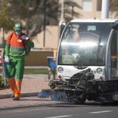 Torrevieja mantiene durante septiembre el refuerzo de recogida de residuos y limpieza viaria