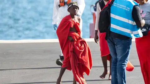 Archivo - Un menor tras llegar al muelle de Arguineguín. - Europa Press Canarias - Europa Press - Archivo Archivo - Un menor tras llegar al muelle de Arguineguín. - Europa Press Canarias - Europa Press - Archivo
