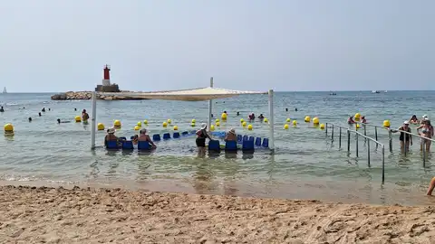 El área accesible de la playa Centro de Villajoyosa atiende a más de 100 usuarios al día El área accesible de la playa Centro de Villajoyosa atiende a más de 100 usuarios al día