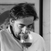 El bodeguero palmerino, Joaquín Mañas, en una cata.