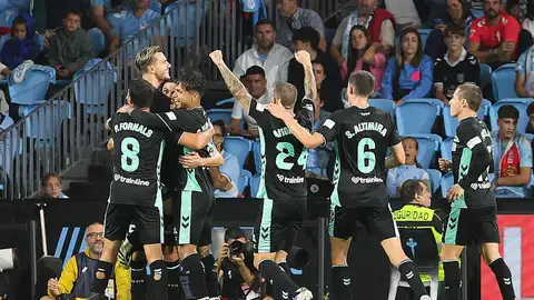 Los jugadores del Betis celebran tras marcar ante el Celta, durante el partido de LaLiga de fútbol que Celta de Vigo y Real Betis disputan este miércoles en el estadio de Balaídos Los jugadores del Betis celebran tras marcar ante el Celta, durante el partido de LaLiga de fútbol que Celta de Vigo y Real Betis disputan este miércoles en el estadio de Balaídos