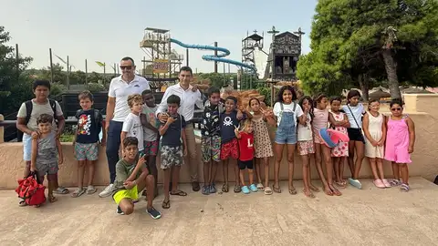 El director general de Inmigración y Cooperación al Desarrollo, Manuel Pavón, junto a los 14 niños saharauis que han pasado el día en Western Park El director general de Inmigración y Cooperación al Desarrollo, Manuel Pavón, junto a los 14 niños saharauis que han pasado el día en Western Park