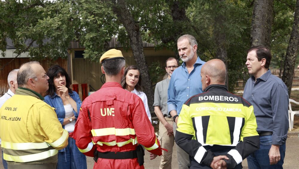 Los reyes comienzan su visita a las zonas afectadas por los incendios: llegan al Lago de Sanabria y el Parque de Las Médulas
