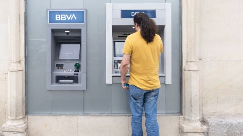 La multa que te puede caer si retiras dinero del cajero de esta manera