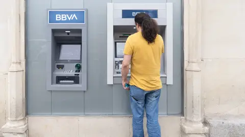 La multa que te puede caer si retiras dinero del cajero de esta manera La multa que te puede caer si retiras dinero del cajero de esta manera