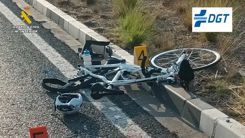Bicicleta en la que iba el ciclista atropellado. Bicicleta en la que iba el ciclista atropellado.