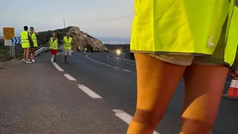 Peregrinos por la carretera que conduce a Dalías Peregrinos por la carretera que conduce a Dalías