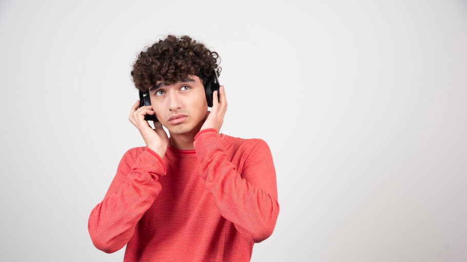 Joven escuchando m&uacute;sica