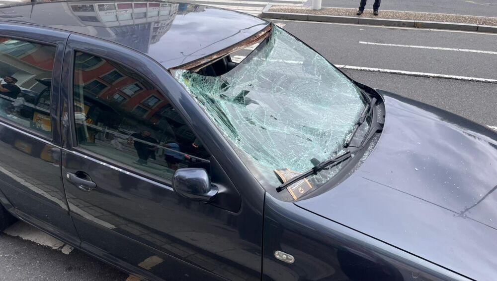 Estado en el que quedó el coche del conductor que provocó un atropello múltiple en la Plaza de Mina, con seis personas heridas