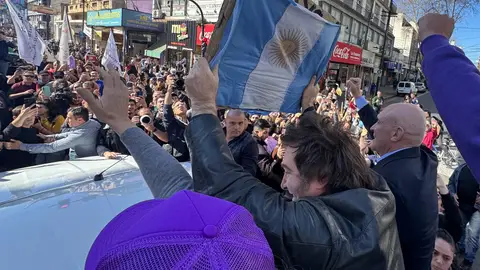 Milei evacuado de un acto electoral tras una lluvia de objetos