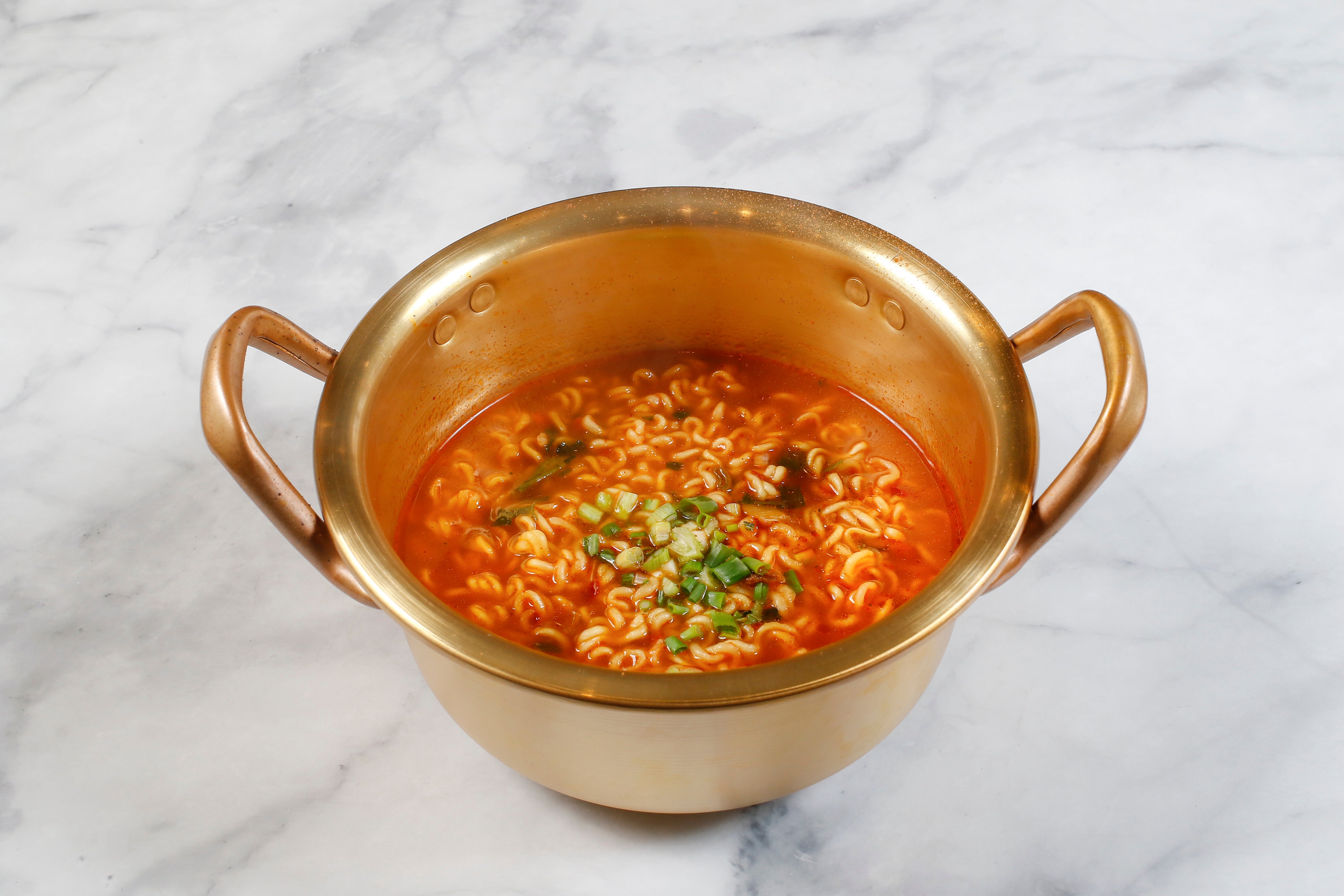 Muere un niño de 13 año tras ingerir fideos crudos en un reto viral de TikTok Muere un niño de 13 año tras ingerir fideos crudos en un reto viral de TikTok